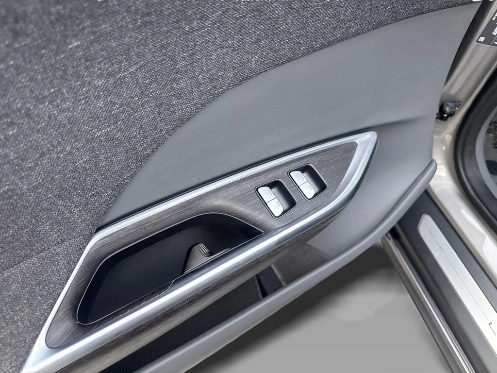 Used 2024 Silver Lucid Touring image 31