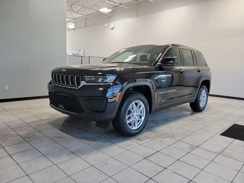 New 2026 Diamond Black Crystal Pearl-Coat Exterior Paint Jeep Laredo X image 2