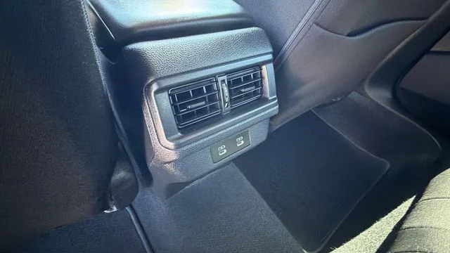 Used 2025 White Honda SE image 17
