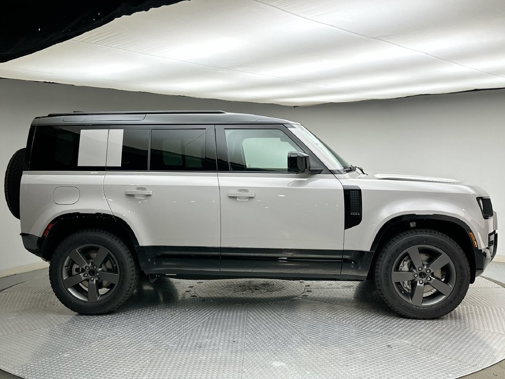 New 2026 Borasco Grey Metallic Land Rover X-Dynamic SE image 4