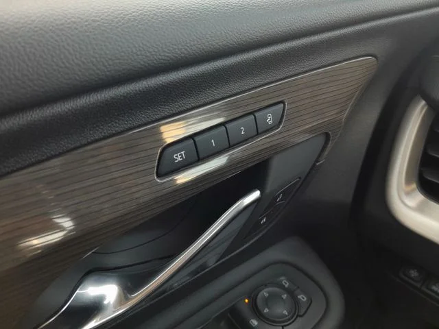 Used 2023 White GMC Denali image 35