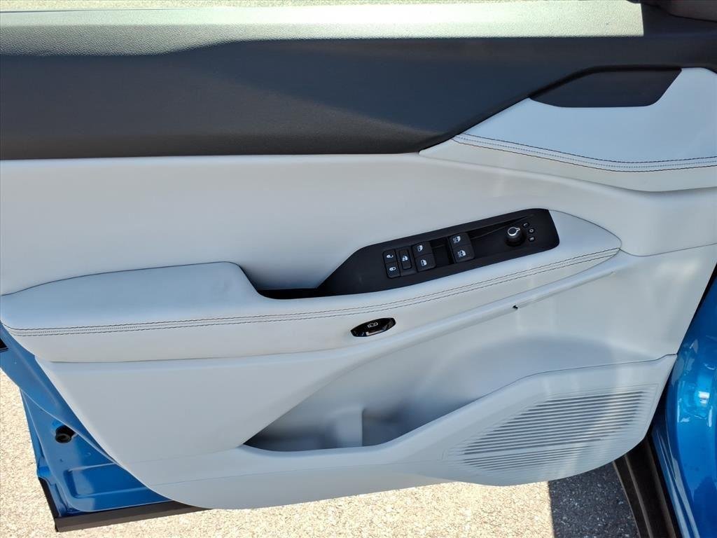 New 2026 Hydro Blue Pearl-Coat Exterior Paint Jeep Limited image 9