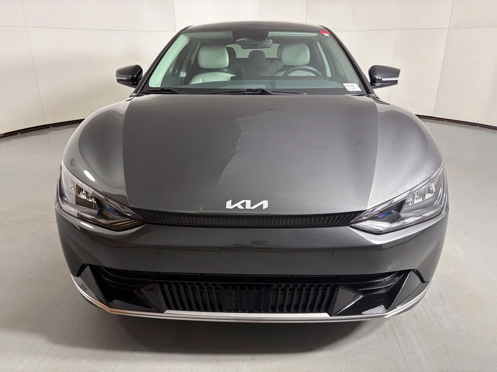 Used 2024 Gray Kia Wind image 3