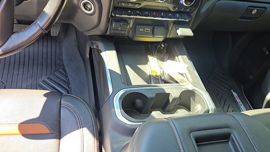 Used 2022 White GMC AT4 image 16