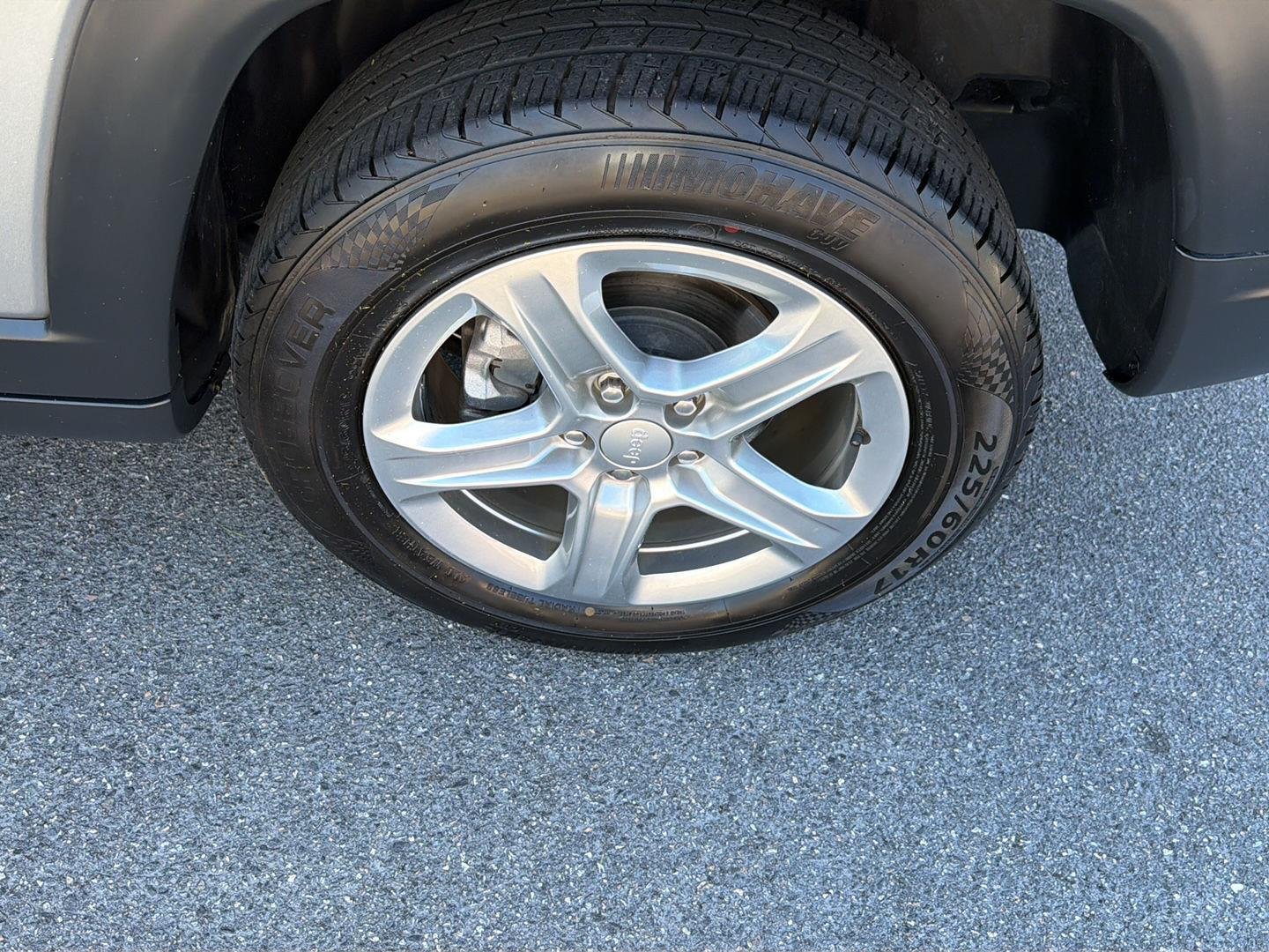 Used 2024  Jeep Latitude image 34