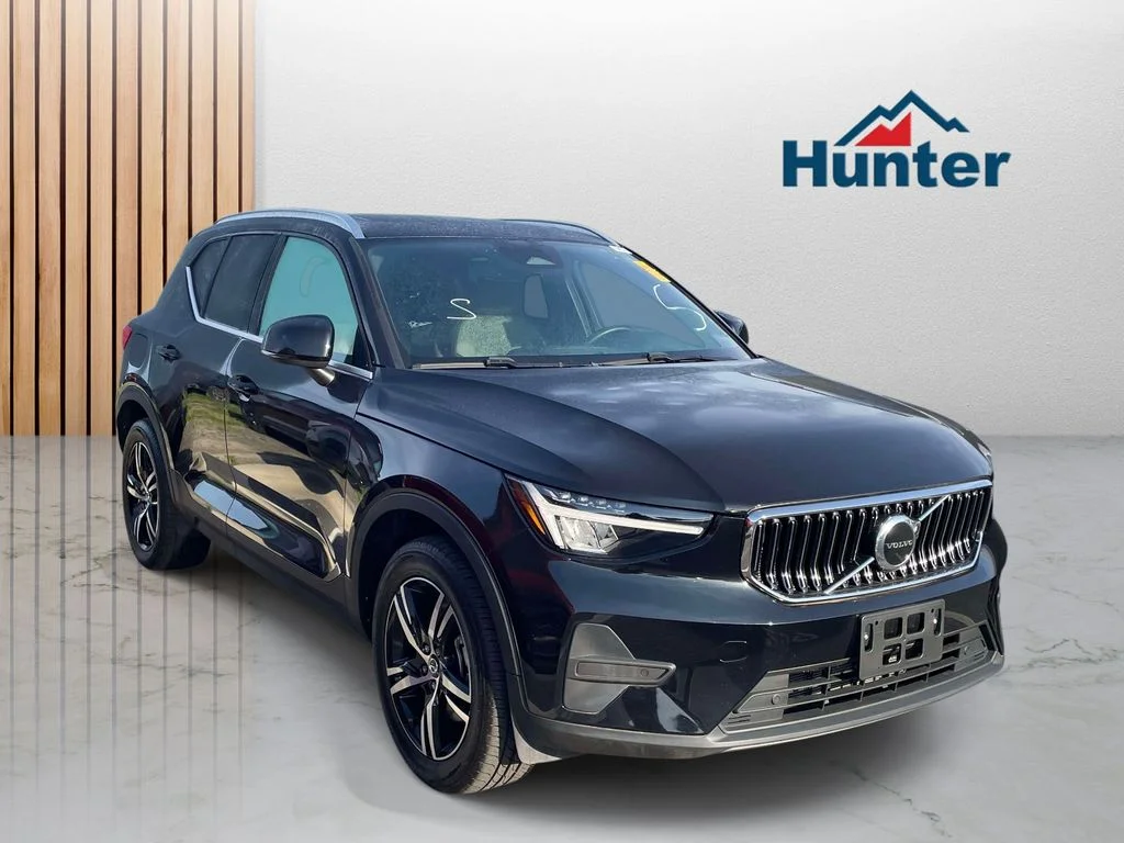 Used 2024 onyx black Volvo Core Bright Theme image 1