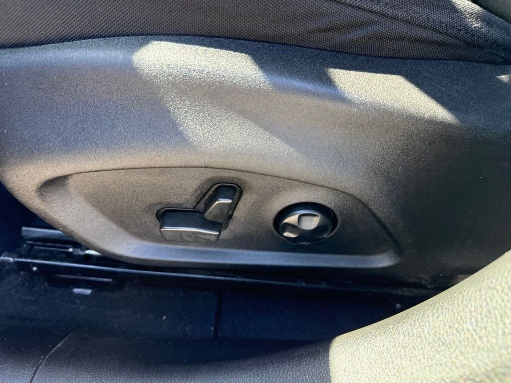 Used 2020 Silver Jeep Latitude image 7