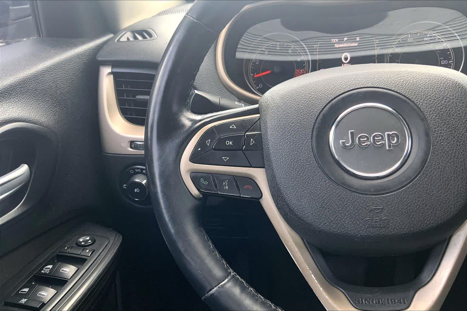 Used 2015 Brilliant Black Crystal Pearlcoat Jeep Latitude image 24