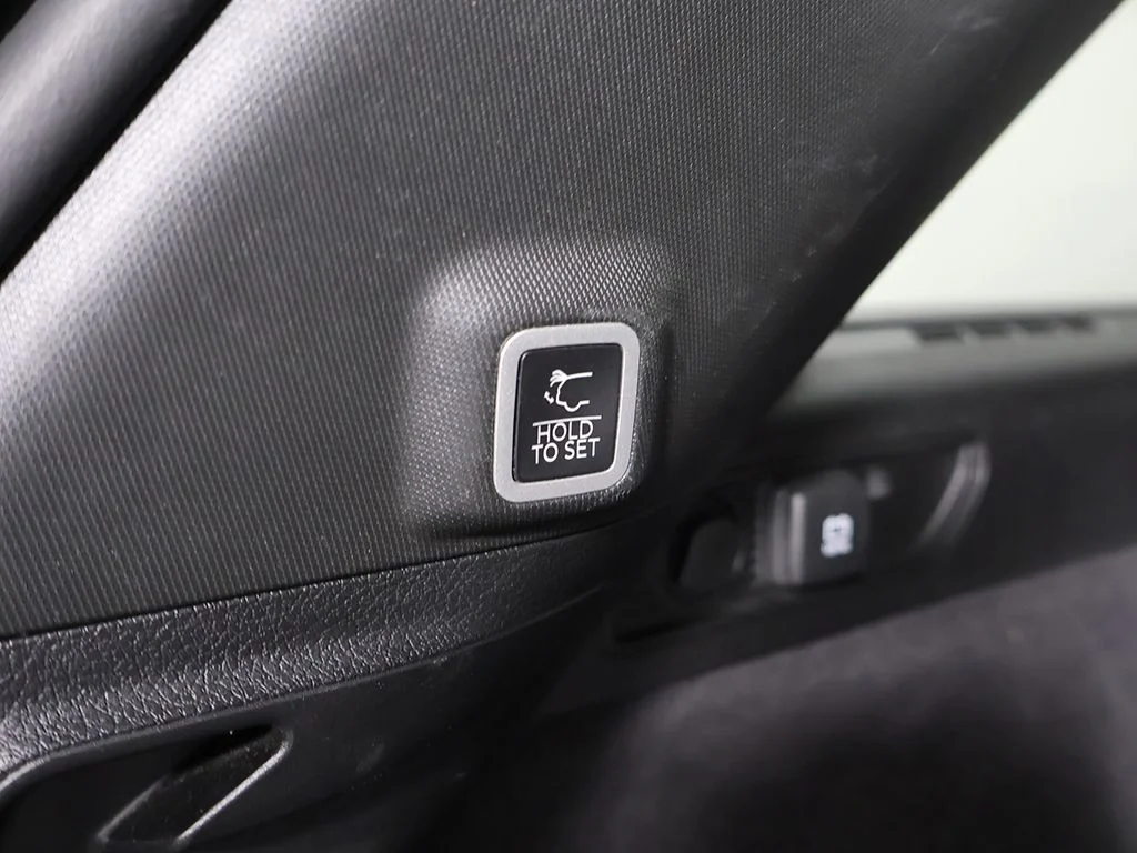 Used 2023 Diamond Black Jeep Summit Reserve image 24