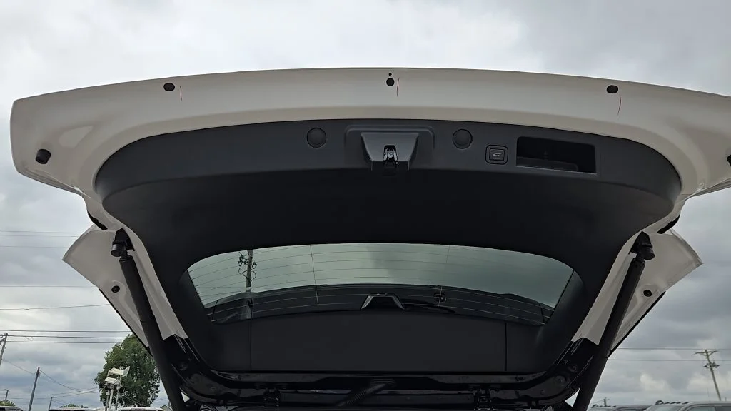 New 2027 Summit White Chevrolet LT image 32