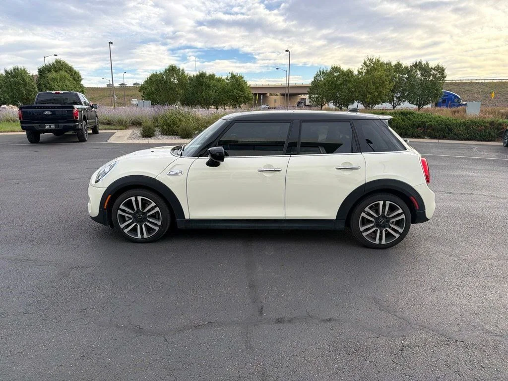 Used 2021 Pepper White MINI Cooper S image 2