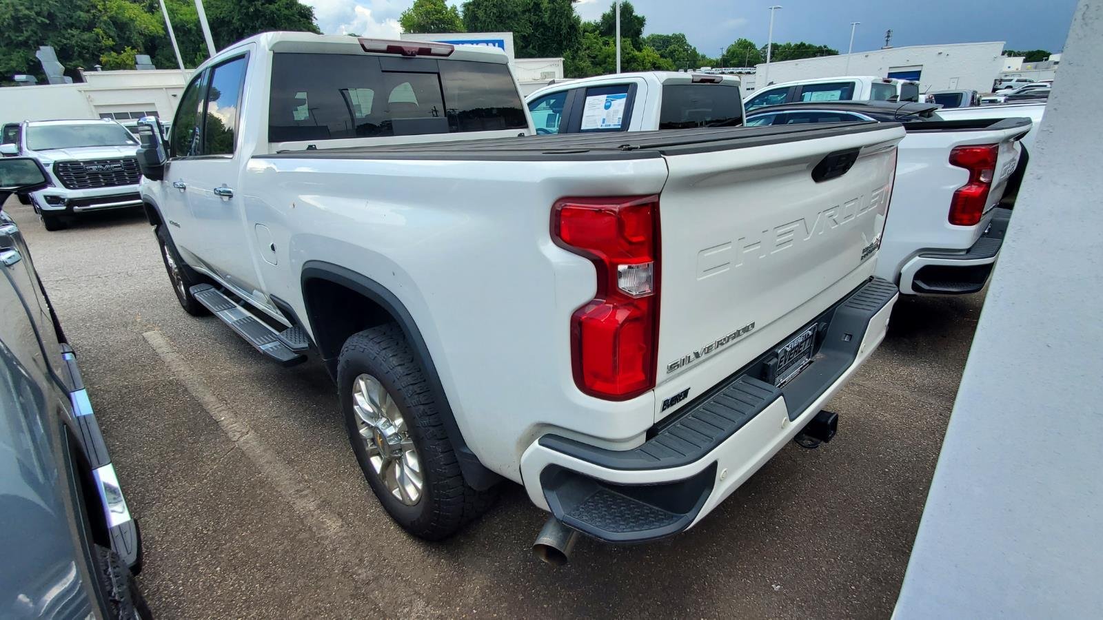 Used 2022 Summit White Chevrolet High Country image 8