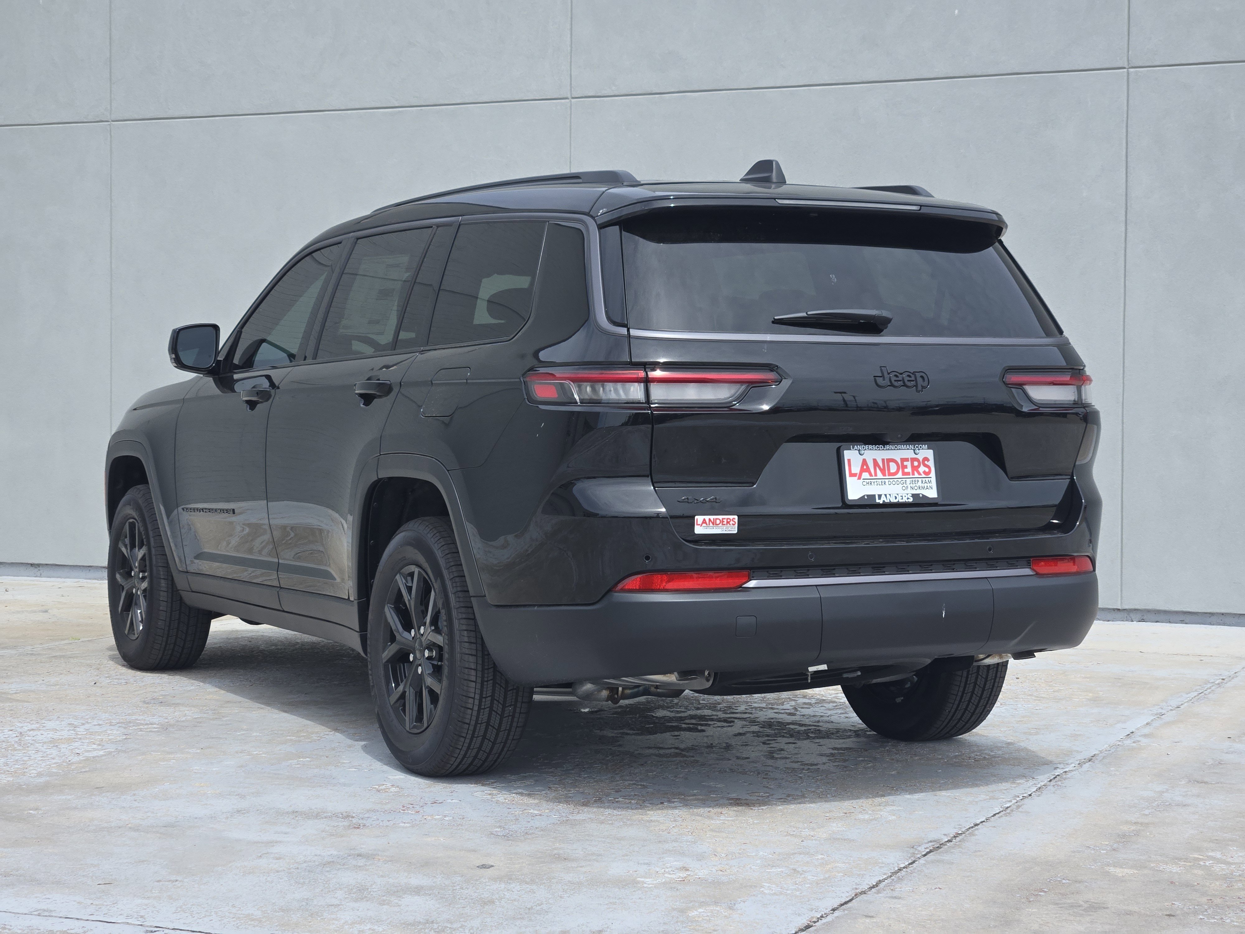 New 2026 Diamond Black Crystal Pearl-Coat Exterior Paint Jeep Laredo Altitude image 4