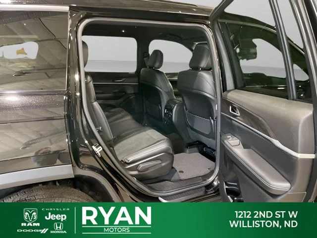 New 2026 Diamond Black Crystal Pearl-Coat Exterior Paint Jeep Laredo image 41