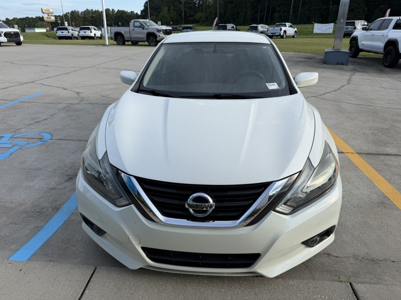 Used 2018 White Nissan 2.5 SR image 2