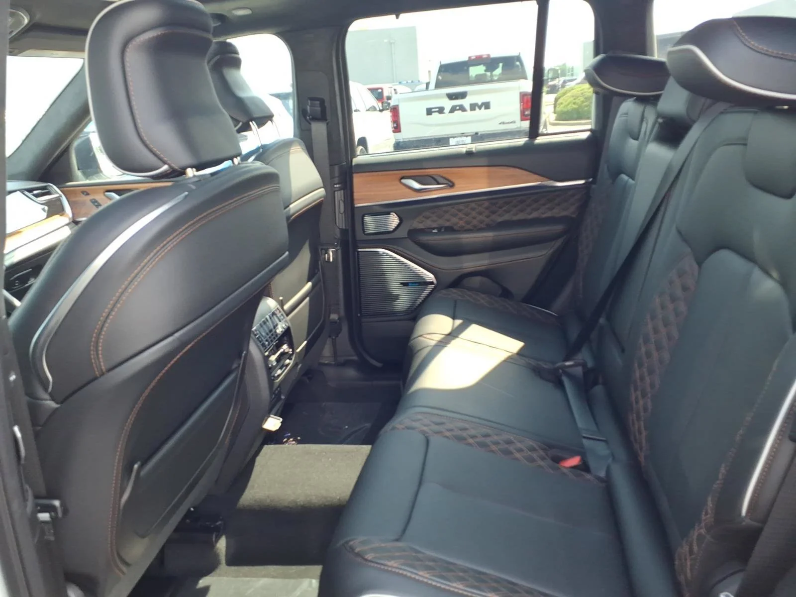 New 2026 Bright White Clear-Coat Exterior Paint Jeep Summit image 14