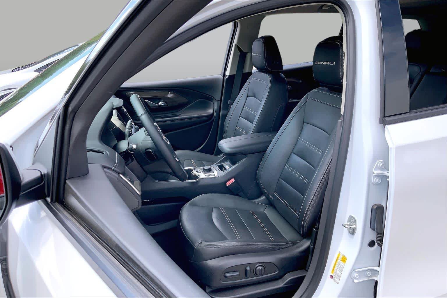 Used 2023 White Frost Tricoat GMC Denali image 8