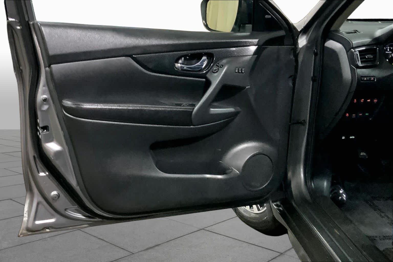 Used 2017 Gun Metallic Nissan SL image 22