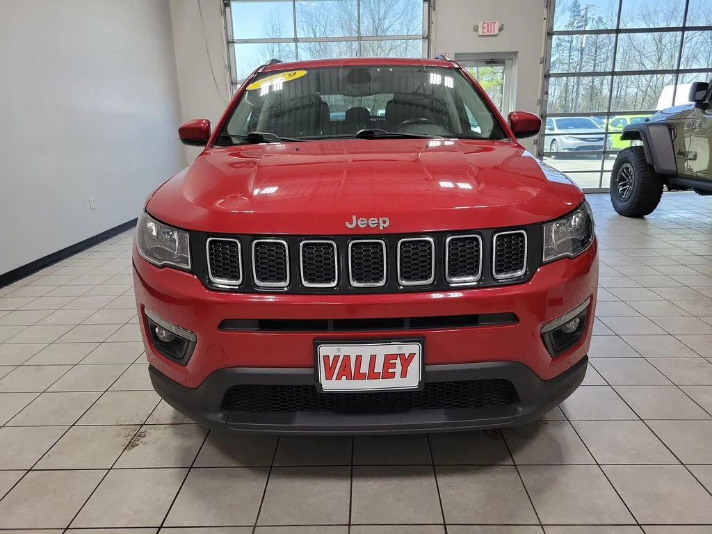 Used 2019 Red Jeep Latitude image 3