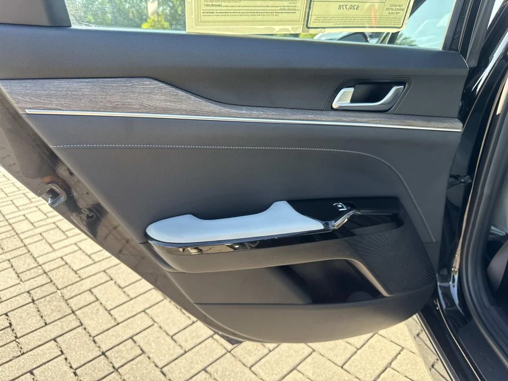Used 2022 Black Kia EX image 25