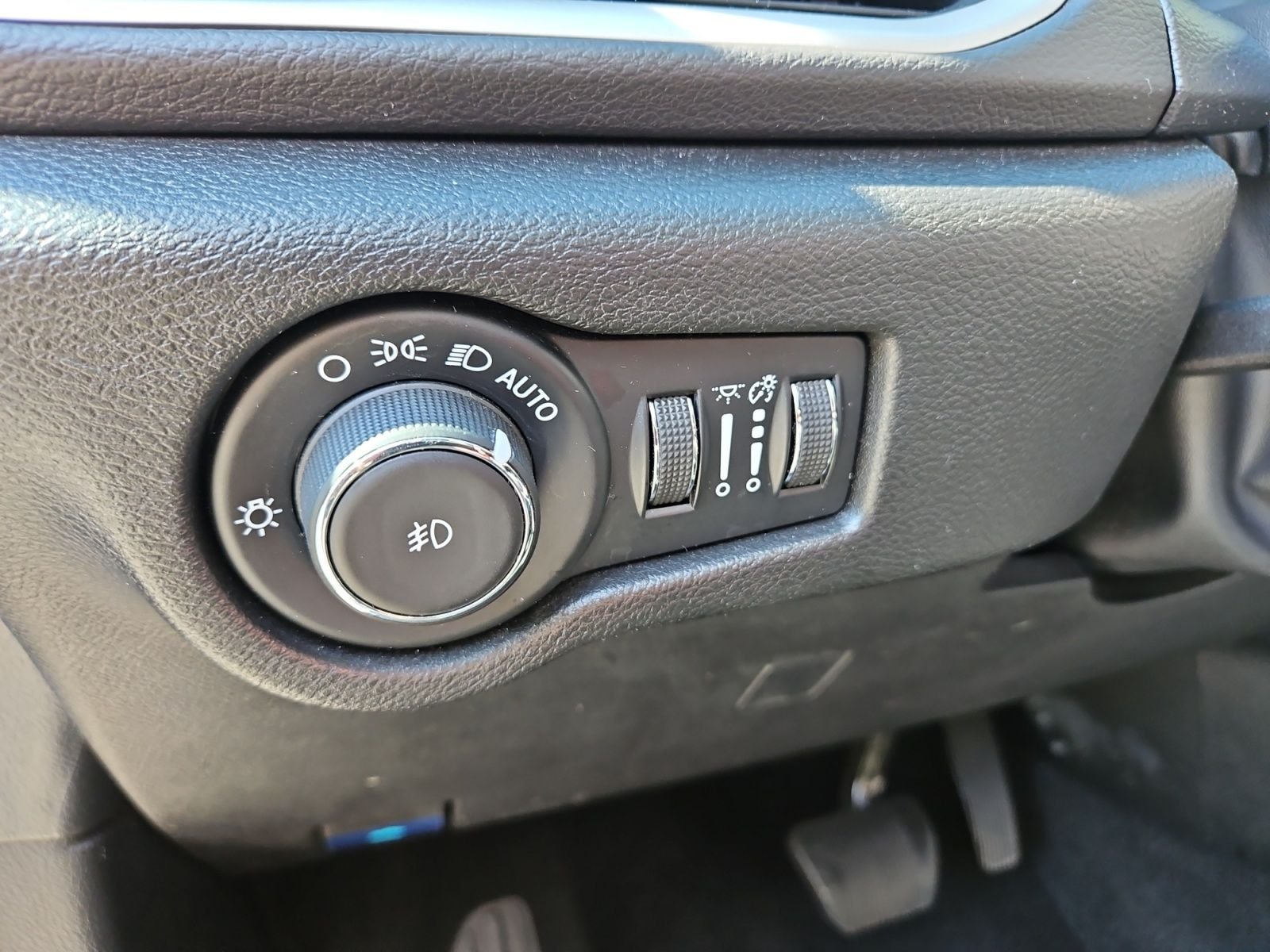 Used 2025 Black Chrysler Select image 23