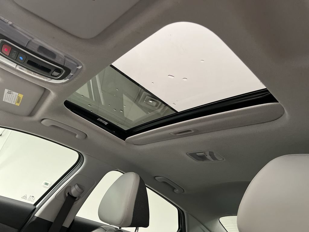 2025 Hyundai Elantra Limited - Photo 22