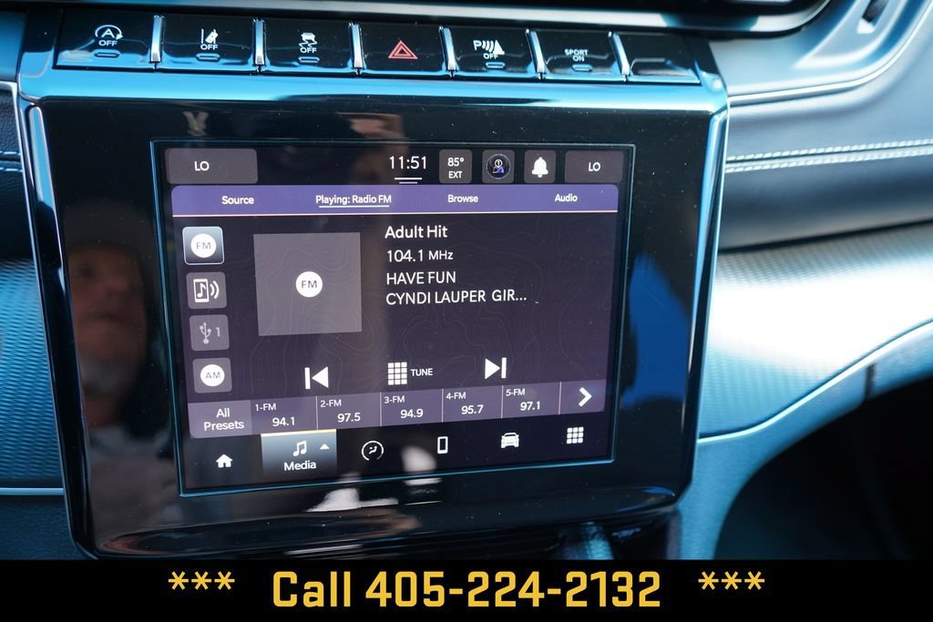 Used 2023  Jeep Laredo image 37