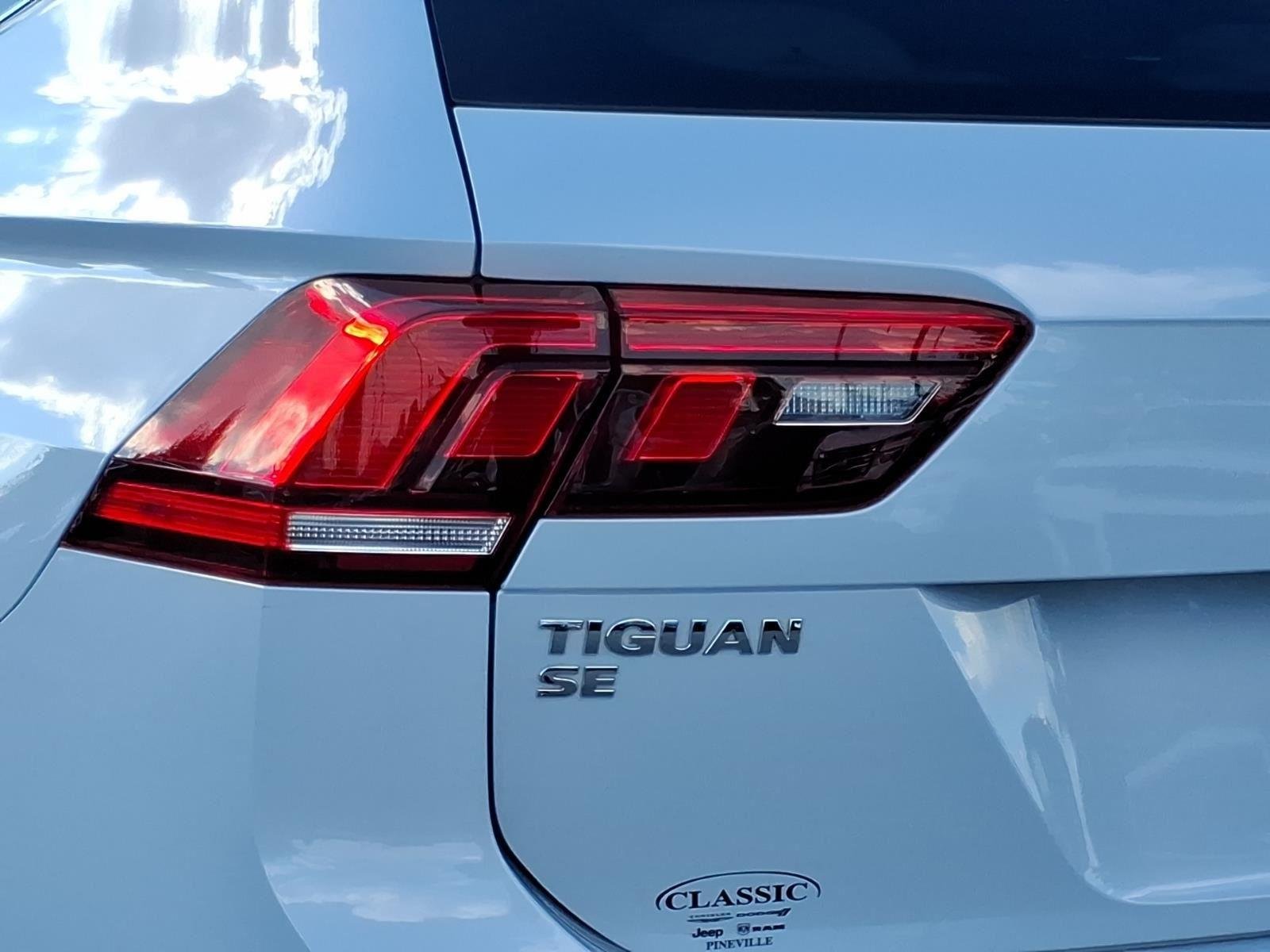 Used 2018 Platinum Gray Metallic Volkswagen SEL image 18