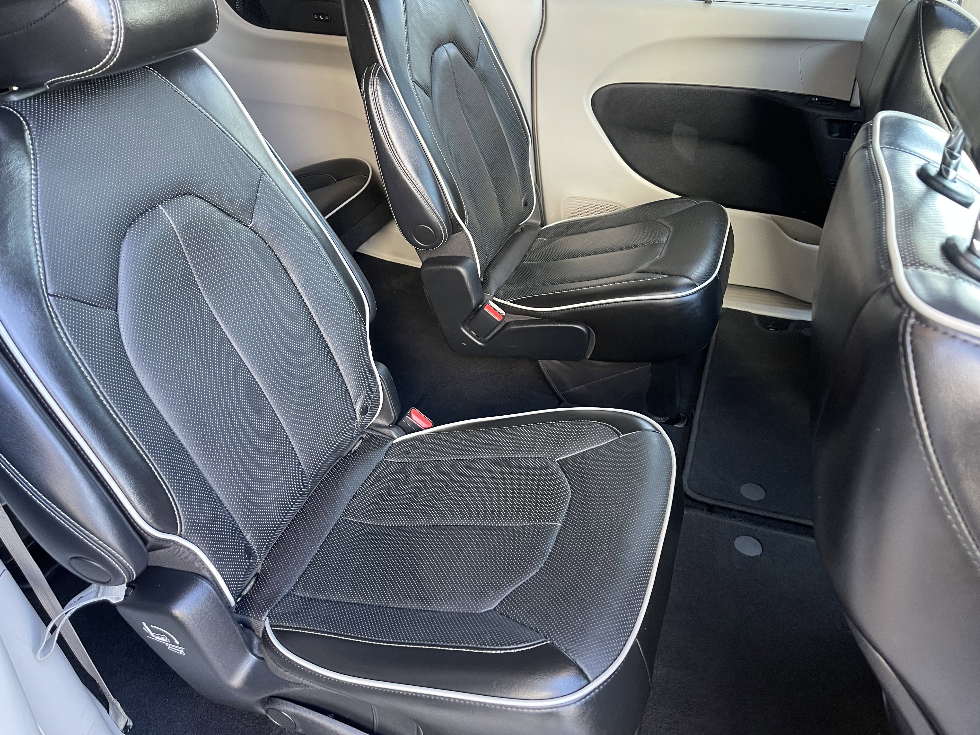 Used 2022 White Chrysler Limited image 28