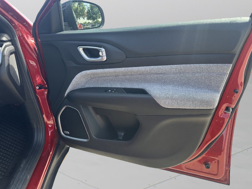 Used 2025 Red Hot Pearlcoat Jeep Latitude image 13