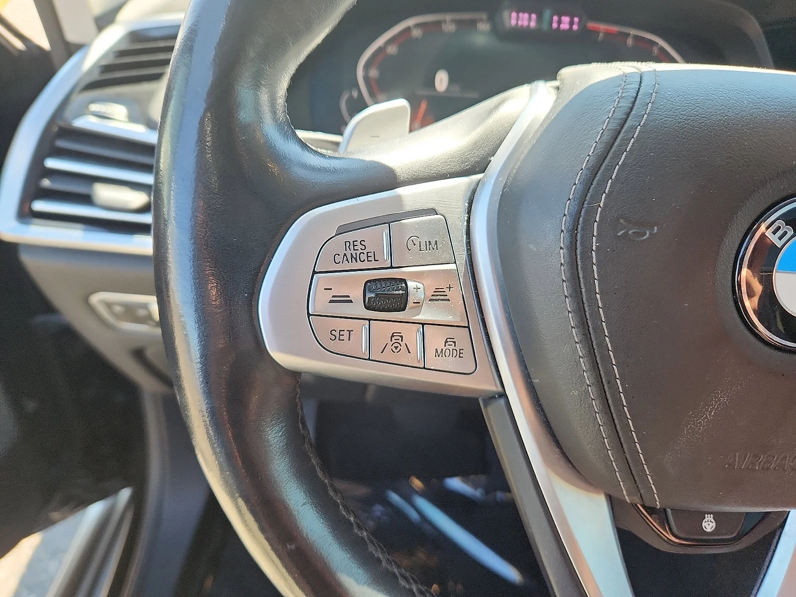 Used 2019 Black BMW xDrive40i image 22
