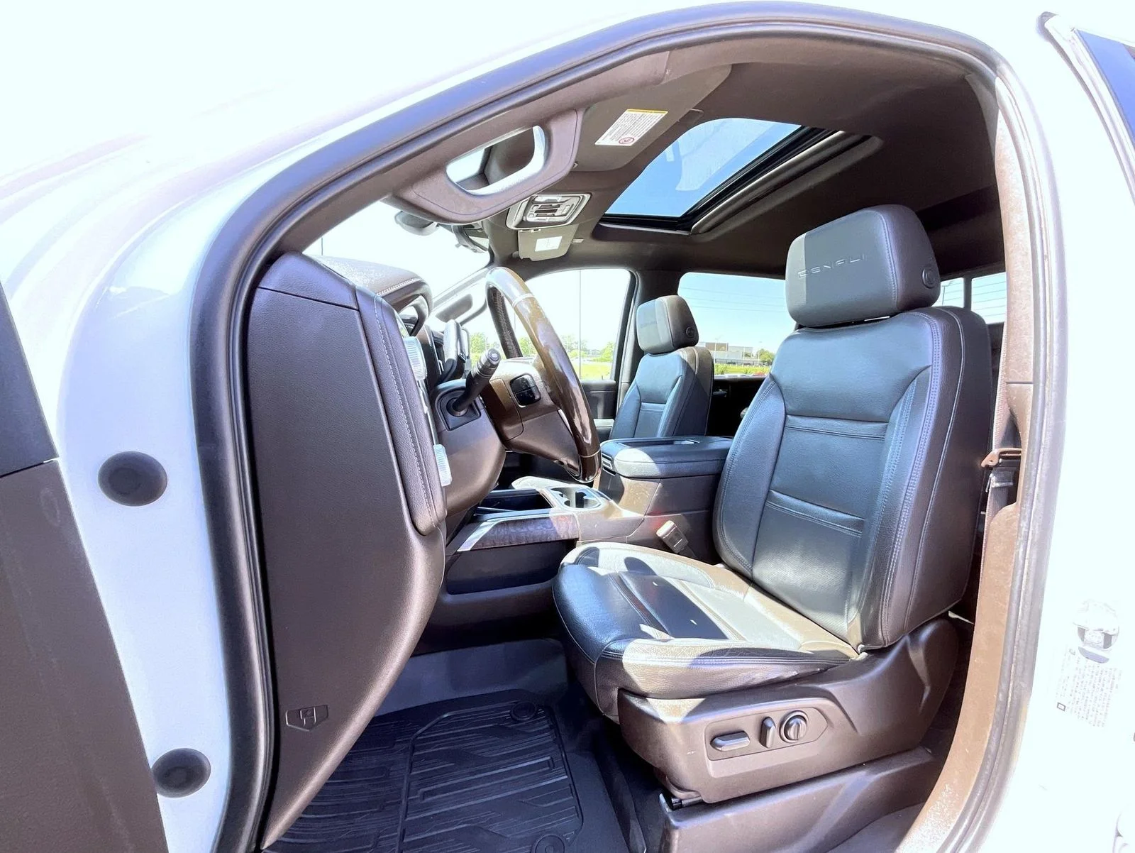 Used 2020 White GMC Denali image 10