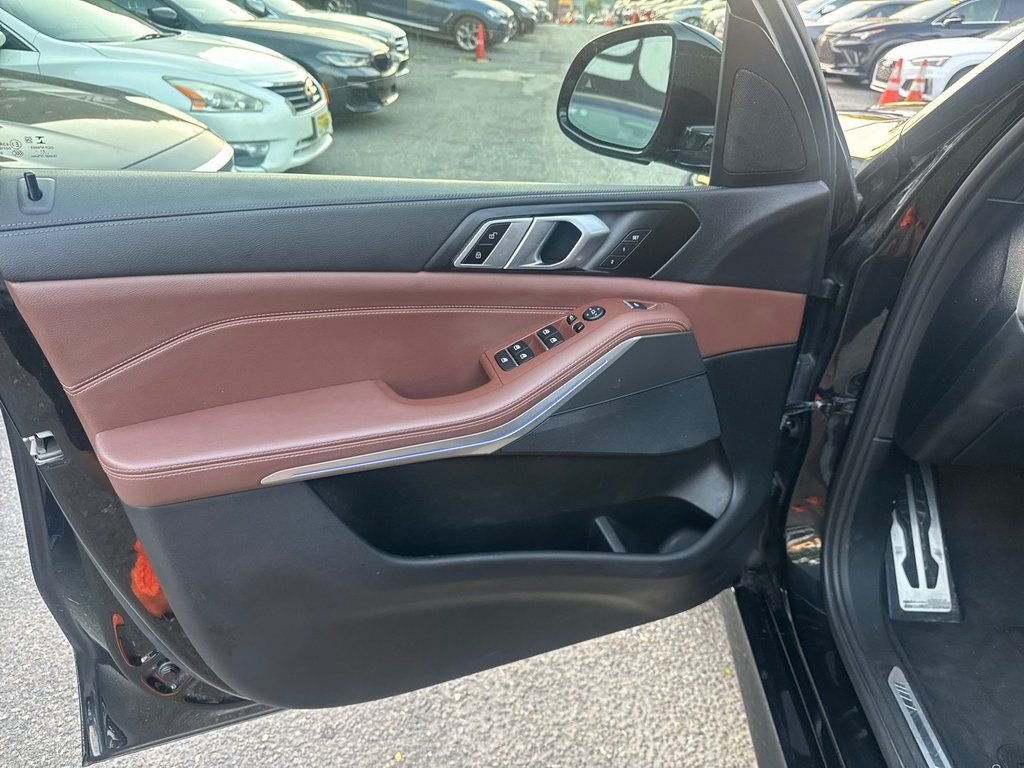 Used 2022 Black BMW xDrive40i image 36