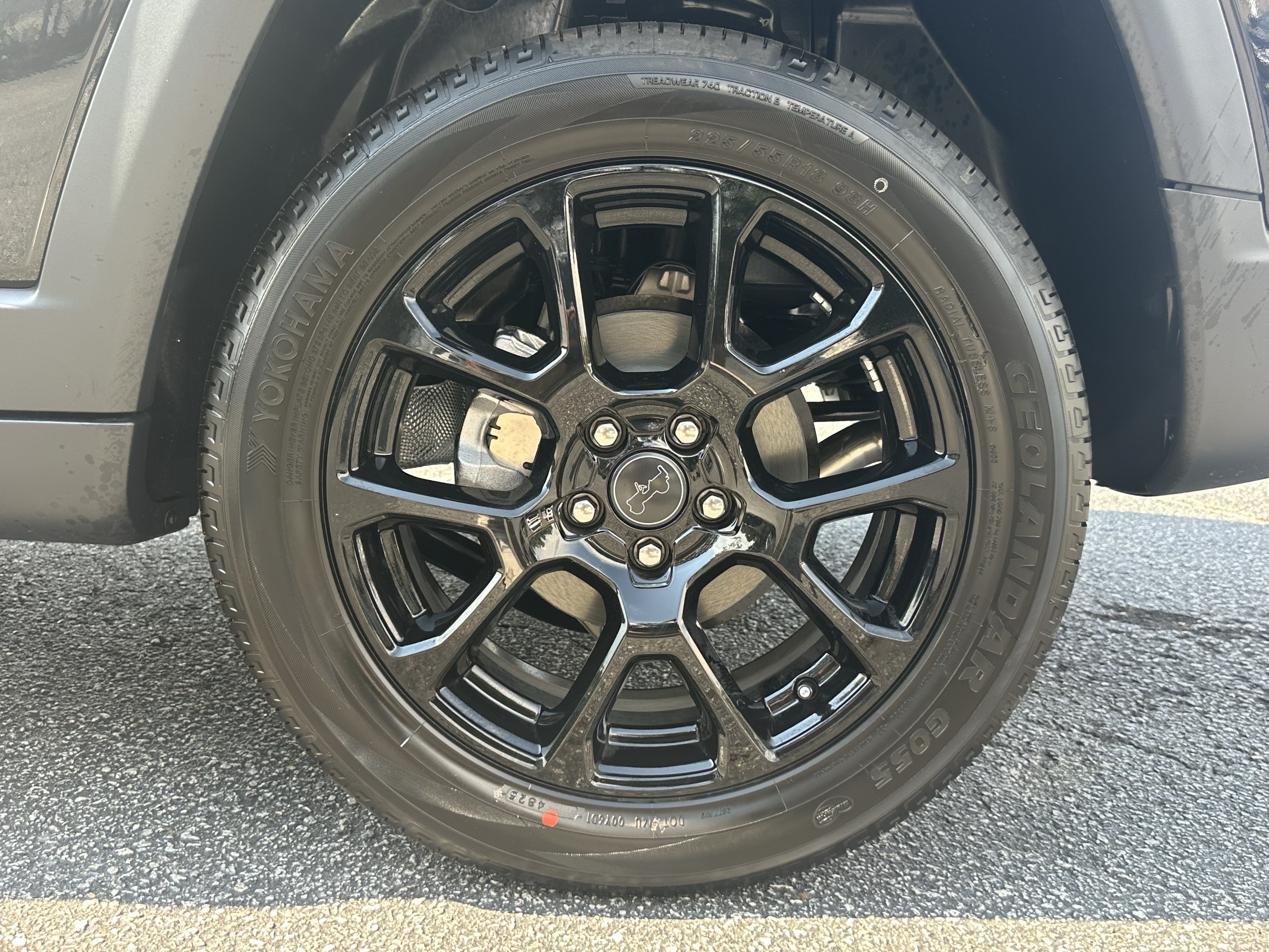 New 2026 Diamond Black Crystal Pearl-Coat Exterior Paint Jeep Latitude Altitude image 19
