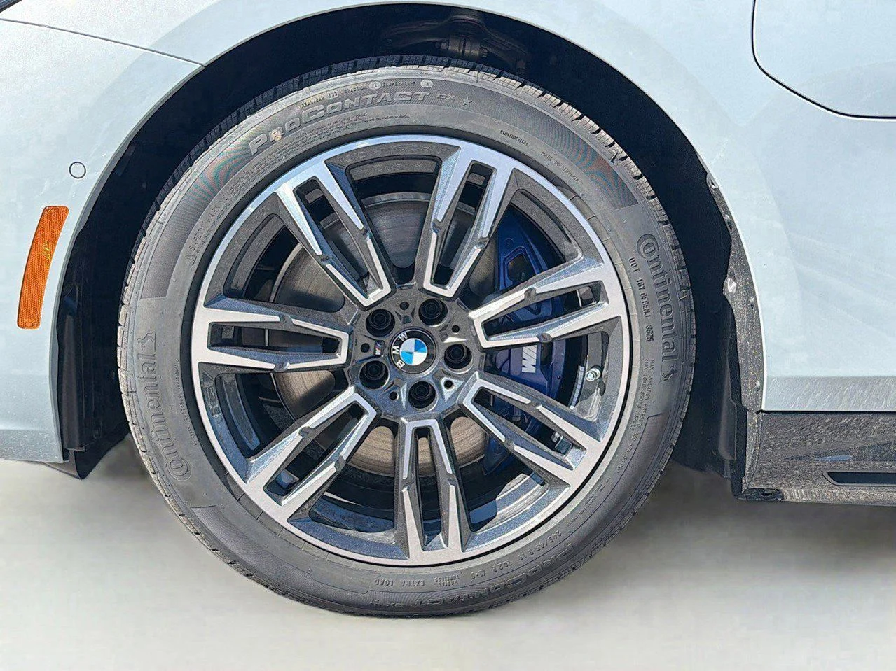 2026 BMW 5 Series 550e - Photo 43