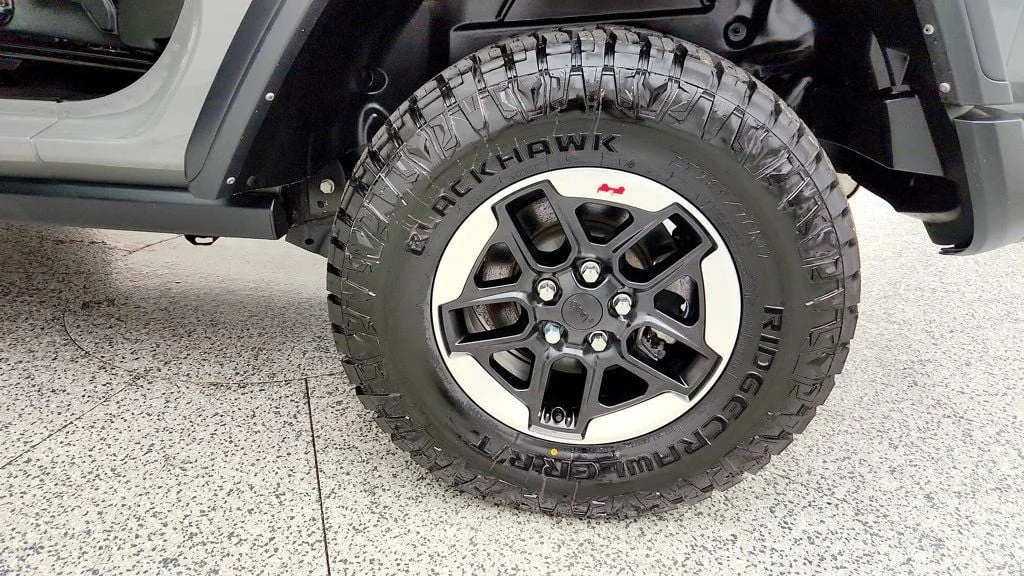 Used 2022 Sting-Gray Clearcoat Jeep Rubicon 4x4 w/ 8-Speed Auto & Black Wheels image 9