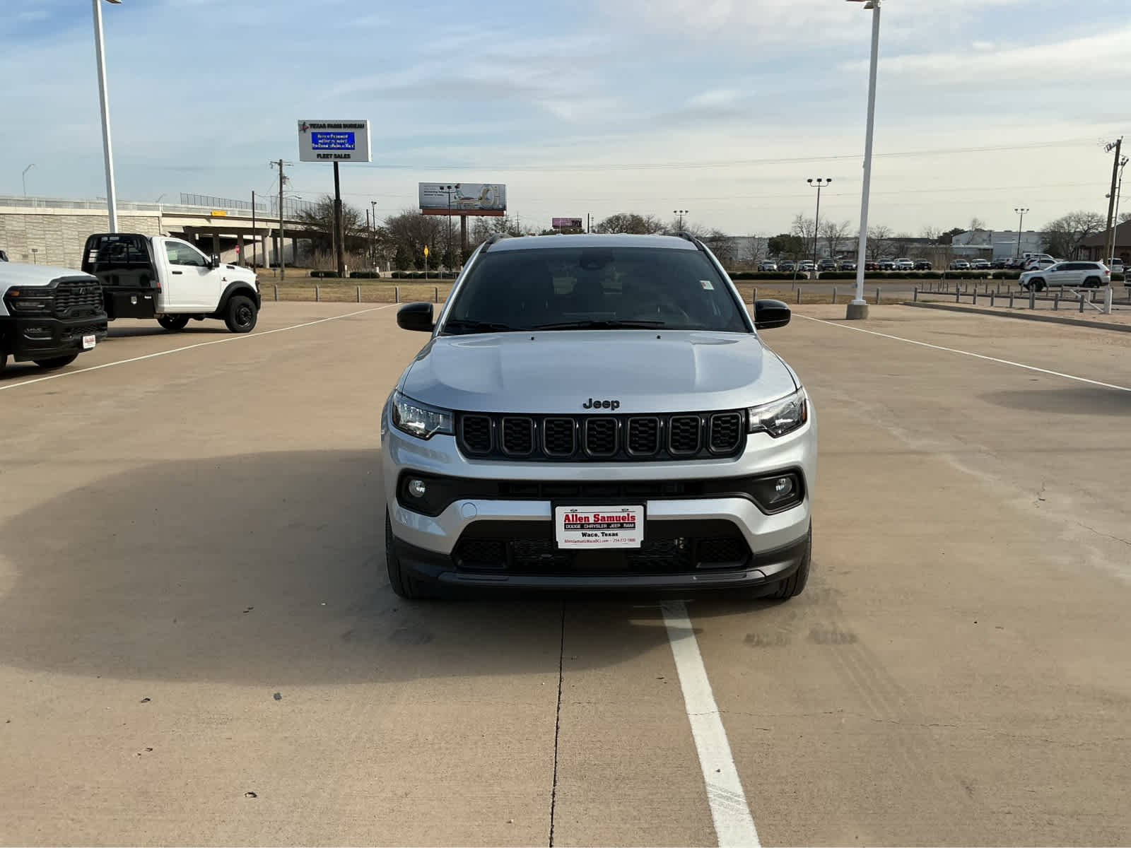 New 2026 Silver Zynith Metallic Clear-Coat Exterior Paint Jeep Latitude image 3