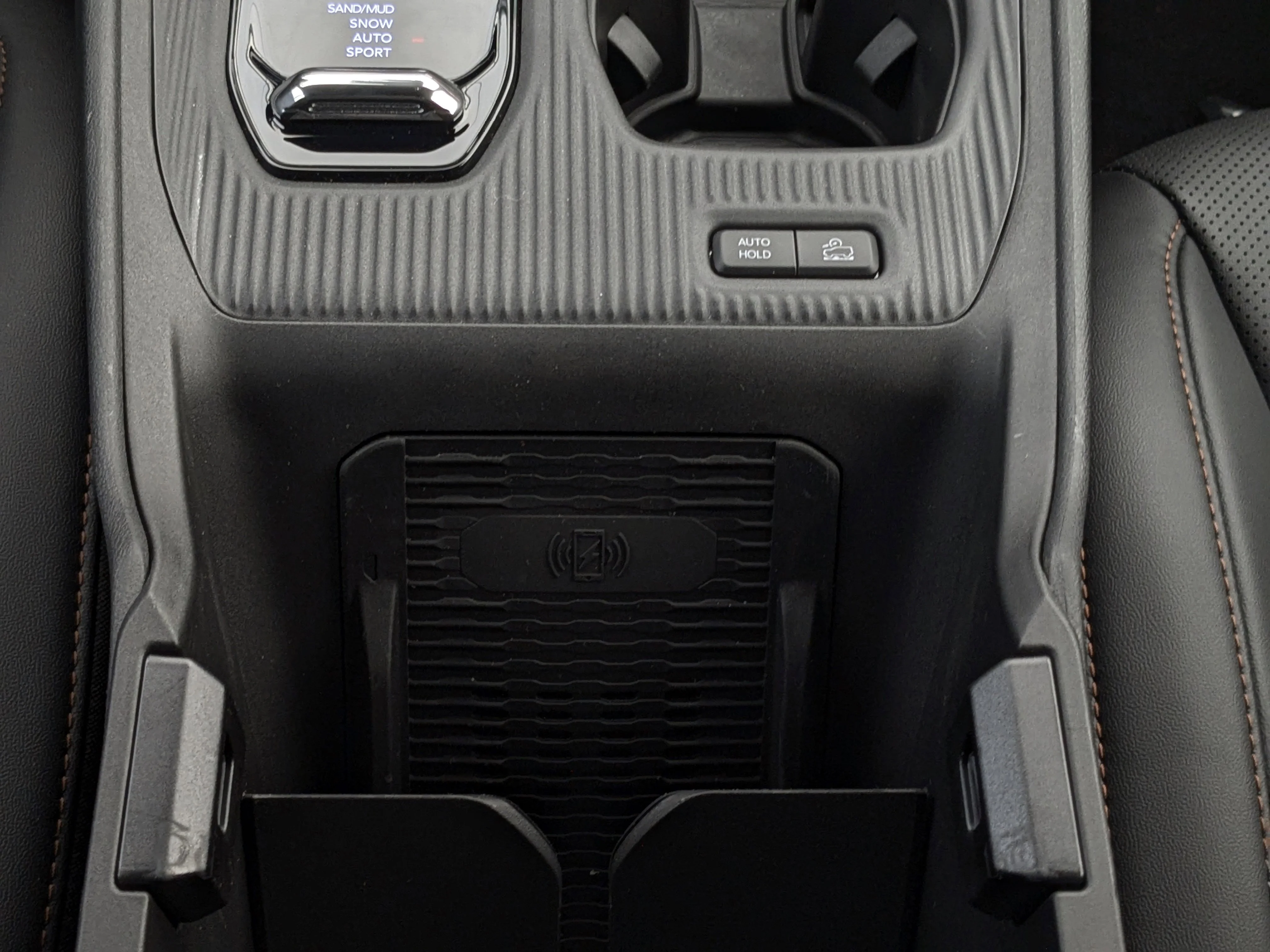 New 2026 White Jeep Limited - - 1.6L Turbo Hybrid - Perforated Leatherette Seats - Power Liftgate - Wireless Charging image 25