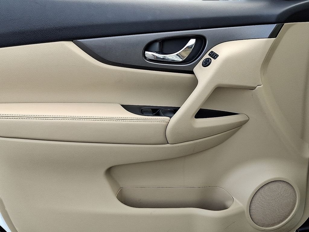 Used 2015 White Nissan S image 13