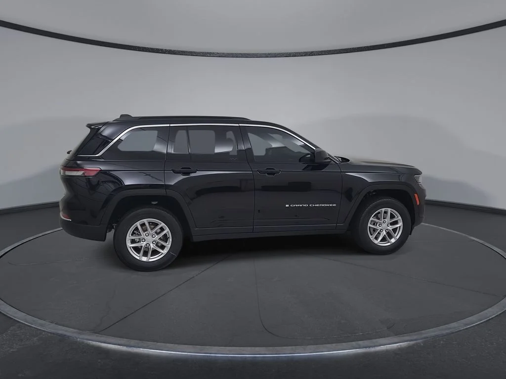 New 2026 Diamond Black Crystal Pearl-Coat Exterior Paint Jeep Laredo X image 16