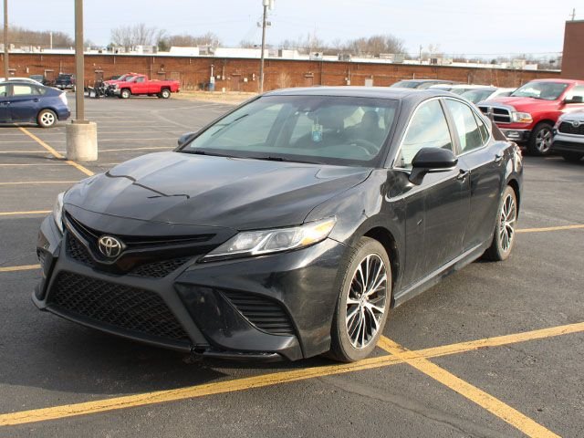 Used 2018 Toyota Camry SE with VIN 4T1B11HK4JU127390 for sale in North Olmsted, OH