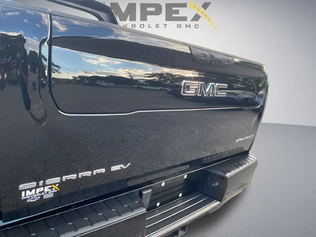 Used 2025 Onyx Black GMC Max Range Denali image 39