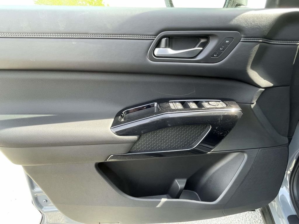 New 2026 Boulder Gray Pearl / Super Black Two-tone Nissan Platinum image 17