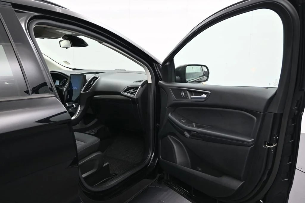Used 2023 Black Metallic Ford SE image 17
