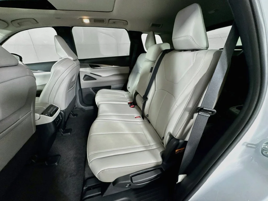 Certified Used 2027 White INFINITI PURE image 33