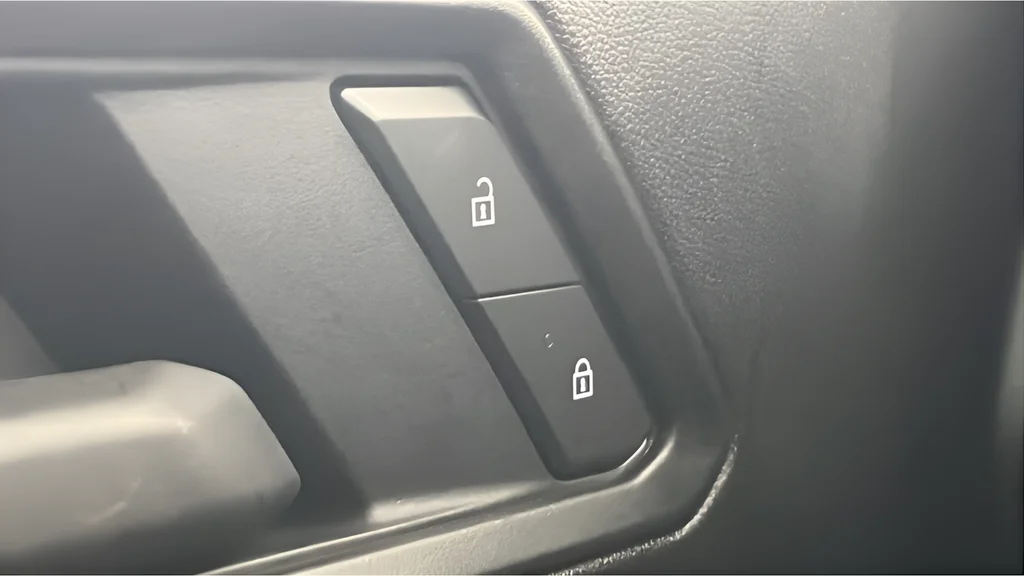 Used 2025 Gray Chevrolet Trail Boss image 31