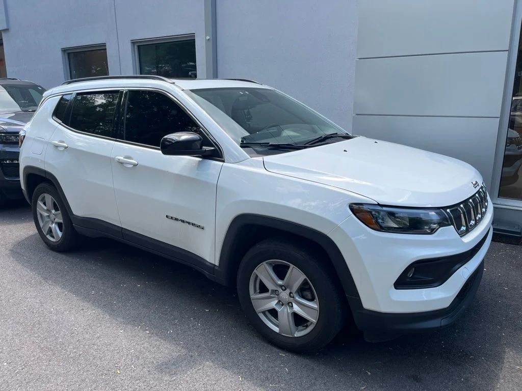 Used 2022 White Jeep Latitude image 1