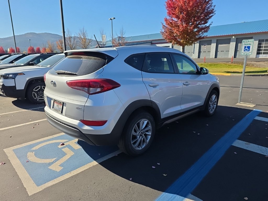 Used 2016 Silver Hyundai SE image 4