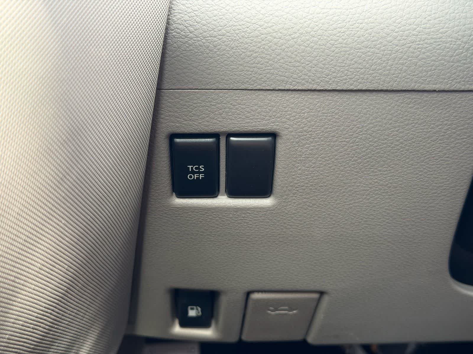 Used 2004 Pikes Peak White Pearl Nissan Touring image 17