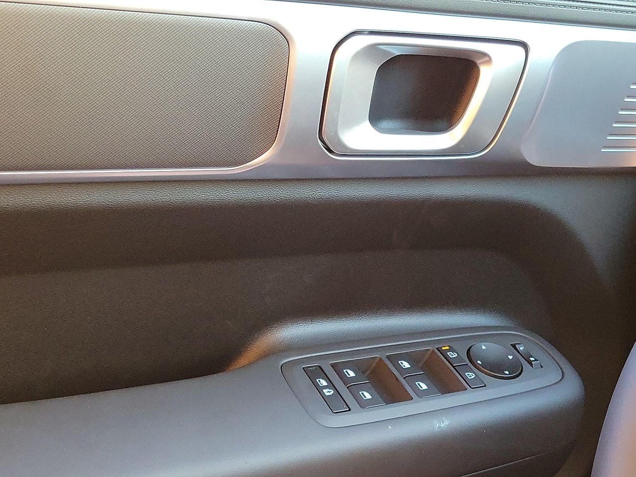 New 2027 Ecotronic Gray Hyundai SE FWD image 13